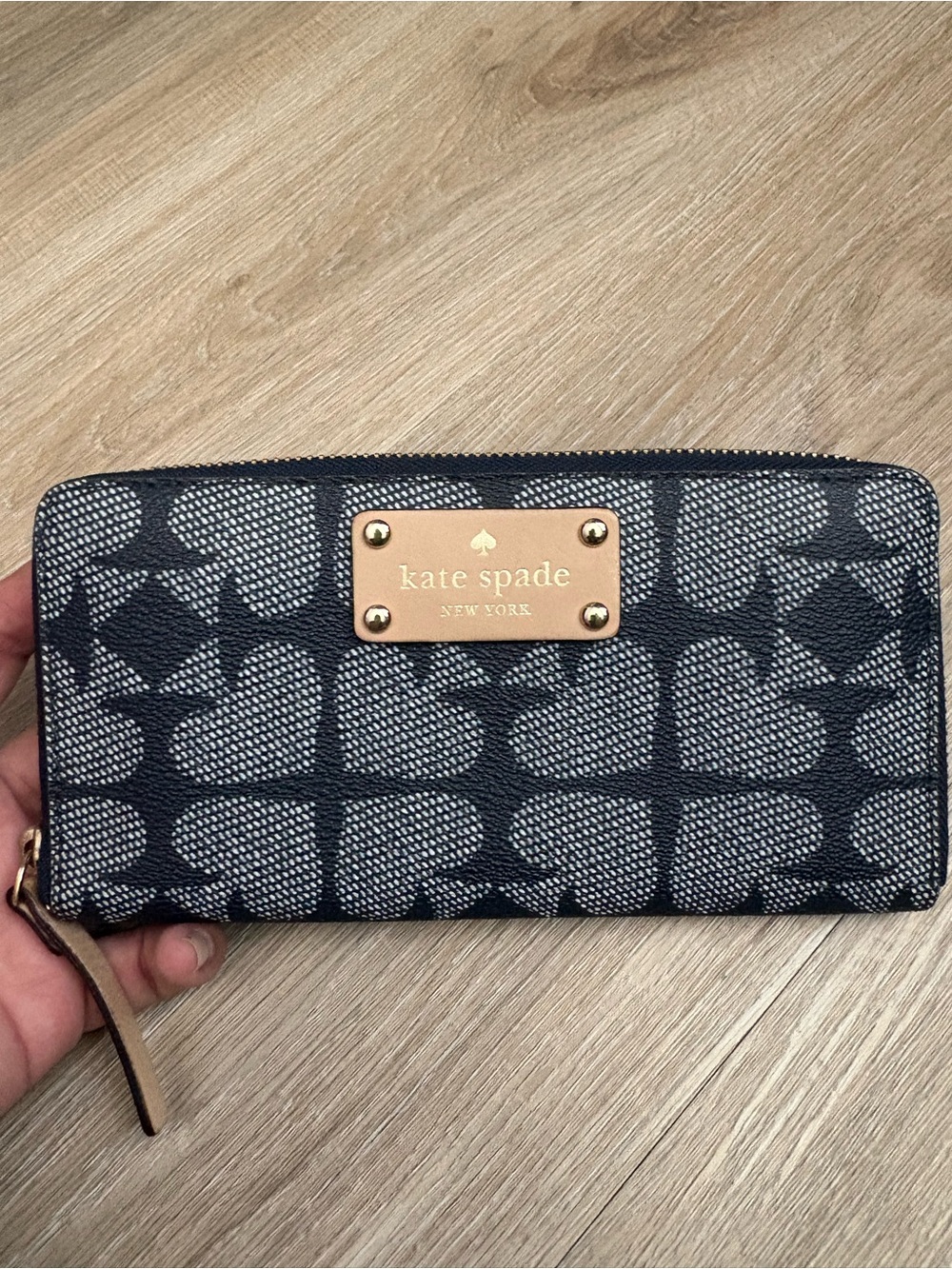 kate spade blue and white heart-print zip wallet with gold plaque